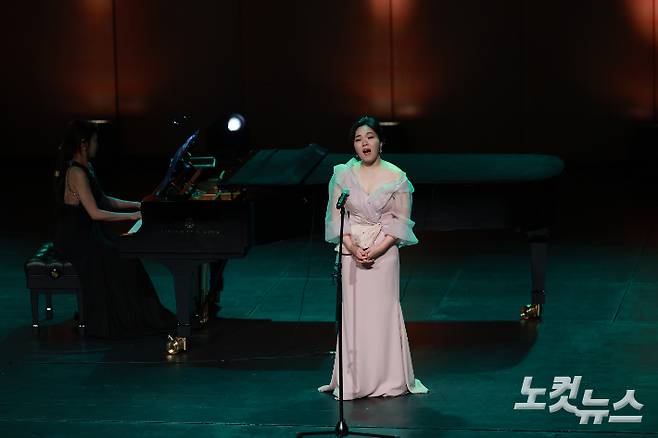 광주CBS가 14일 밤 국립아시아문화전당 2극장에서 63주년 감사 음악회를 개최했다. 소프라노 권은주의 공연 장면.