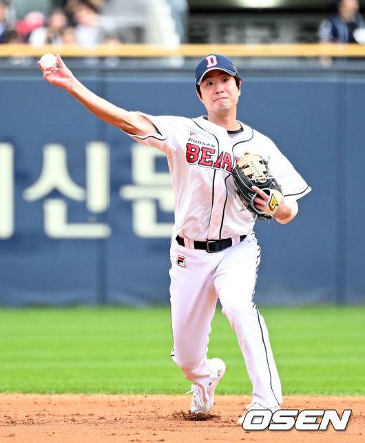 [OSEN=잠실, 이대선 기자] 3일 서울 잠실야구장에서 2024 신한 SOL뱅크 KBO 포스트시즌 와일드카드 결정 2차전 두산 베어스와 KT 위즈의 경기가 열렸다.두산은 최승용, KT는 웨스 벤자민을 선발 투수로 내세웠다.2회초 1사에서 두산 김재호가 KT 오윤석을 땅볼로 처리하고 있다. 2024.10.03 /sunday@osen.co.kr