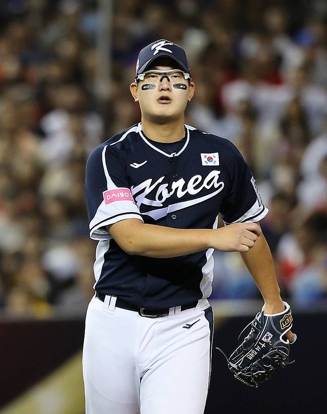 6회말 대만 공격 2사 1루 상황에서 대한민국 김서현이 쟝쿤위를 삼진 처리한 뒤 더그아웃으로 걸어가고 있다. 뉴스1