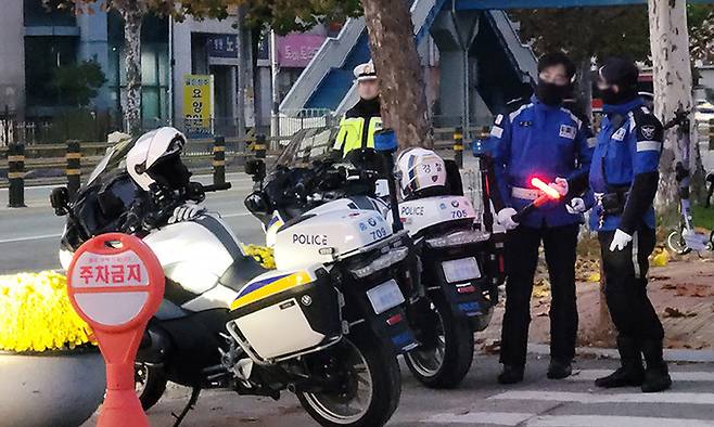 충북 청주시 서원구 분평동 충북고등학교 정문 앞에 수험생 긴급 수송을 대비한 싸이카와 경찰이 대기하고 있다. 뉴시스