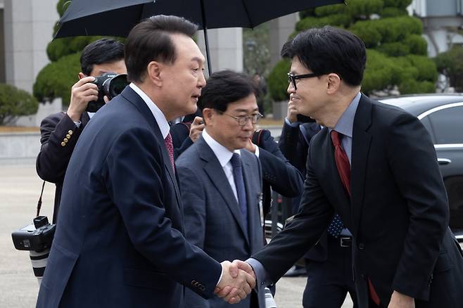 환송 나간 한동훈… 김여사는 동행 안해 윤석열 대통령이 아시아태평양경제협력체(APEC·에이펙) 및 주요 20개국(G20) 정상회의 참석 차 취임 후 첫 남미 순방을 떠나기에 앞서 14일 성남 서울공항으로 환송 나온 국민의힘 한동훈 대표와 악수하고 있다. 대통령실 제공