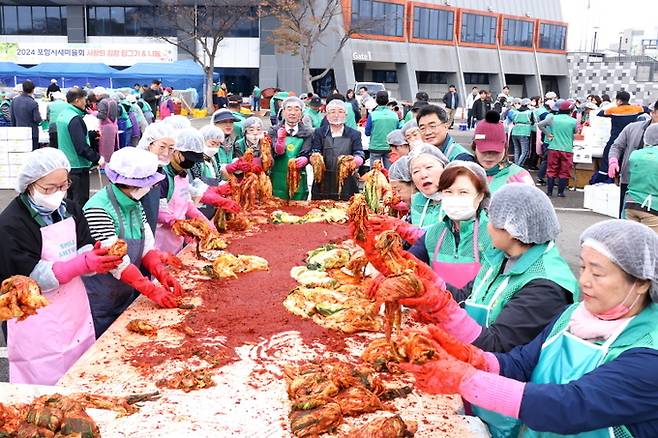 포항시새마을회, ‘사랑의 김장 담그기&나눔 행사’ 모습.