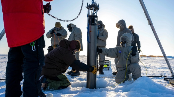 극지방의 빙핵(ice core)은 얼음이 얼 당시 공기층을 포함하고 있기 때문에 과거 기후를 연구하는 데 중요한 시료로 활용된다. 시추봉을 이용해 남극 빙핵을 채취하는 모습. 미 해군 제공