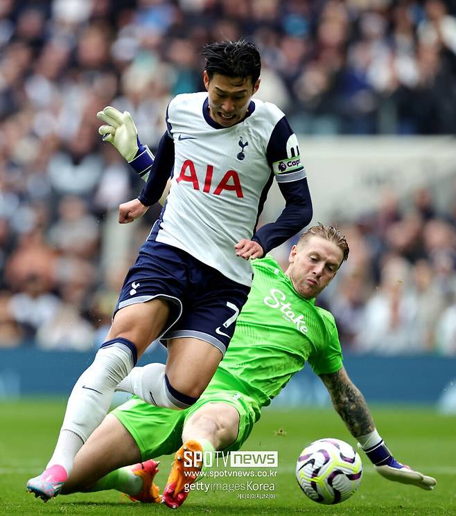 ▲ 손흥민의 계약 연장 소식은 축구계의 주목을 끌고 있다. 영국 일간지 텔레그래프가 최근 “토트넘이 조만간 손흥민에 대한 1년 계약 연장 옵션을 발동할 예정”이라며 양측이 연장에 동의하는 분위기임을 전했다. 여기에 14일 ‘HERE WE GO’로 팬들에게 잘 알려진 유럽 축구 이적 전문가 파브리치오 로마노가 “토트넘 구단이 손흥민의 계약을 2026년 6월까지 연장하는 옵션 발동 절차에 들어갔다. 토트넘은 손흥민과 적어도 한 시즌은 동행할 계획”이라고 알리면서 쐐기를 박았다