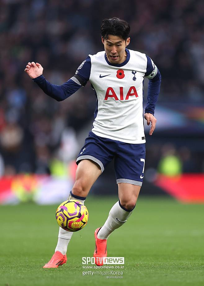 ▲ 손흥민의 계약 연장 소식은 축구계의 주목을 끌고 있다. 영국 일간지 텔레그래프가 최근 “토트넘이 조만간 손흥민에 대한 1년 계약 연장 옵션을 발동할 예정”이라며 양측이 연장에 동의하는 분위기임을 전했다. 여기에 14일 ‘HERE WE GO’로 팬들에게 잘 알려진 유럽 축구 이적 전문가 파브리치오 로마노가 “토트넘 구단이 손흥민의 계약을 2026년 6월까지 연장하는 옵션 발동 절차에 들어갔다. 토트넘은 손흥민과 적어도 한 시즌은 동행할 계획”이라고 알리면서 쐐기를 박았다