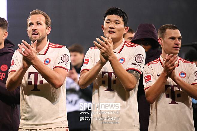 ▲ 축구 통계 매체 '데이터MB'에 따르면, 김민재는 이번 시즌 분데스리가 센터백 중 가장 높은 점수를 기록했다. 데이터MB는 이번 시즌 센터백 퍼포먼스 순위에서 김민재가 92점을 획득해 1위를 차지했다고 발표했다. 2위인 요나탄 타(레버쿠젠, 86점)와 상당한 격차를 보이는 점수다. 김민재의 동료이자 중앙 수비 파트너인 다요 우파메카노, 니콜라스 슐로터벡(도르트문트)은 각각 85점으로 공동 3위에 올랐다. 김민재는 유일하게 90점을 넘긴 센터백으로, 올시즌 역대급 실력을 다시 한번 입증했다. 앞서 국제스포츠연구소(CIES)도 김민재를 전 세계 센터백 중 최고의 선수로 선정했다. CIES는 자체 지표로 분석한 경기력 평가에서 김민재에게 100점 만점에 91.1점을 부여했다