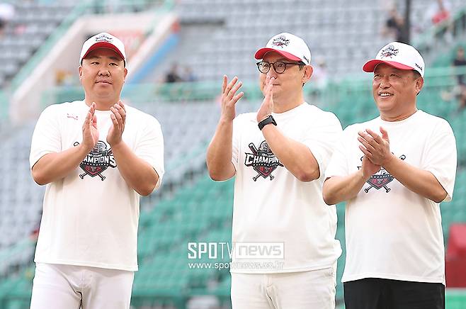 ▲ 최준영 대표이사(맨 오른쪽) 부임 이후 KIA는 현장에 대한 투자와 지원을 아끼지 않았고 이는 KIA의 통산 12번째 한국시리즈 우승으로 이어졌다. ⓒ곽혜미 기자