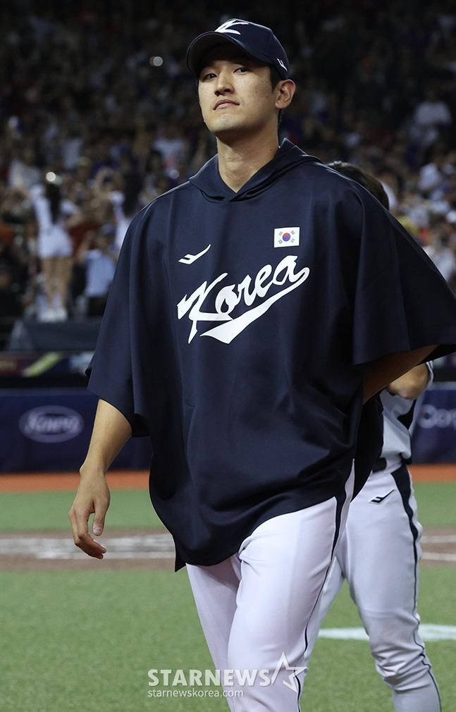 고영표가 13일 대만 타이베이시 타이베이돔에서 열린 대만과 2024 세계야구소프트볼연맹(WBSC) 프리미어12 B조 조별예선 1차전 패배 후 팬들에게 인사하고 있다. /사진=김진경 대기자