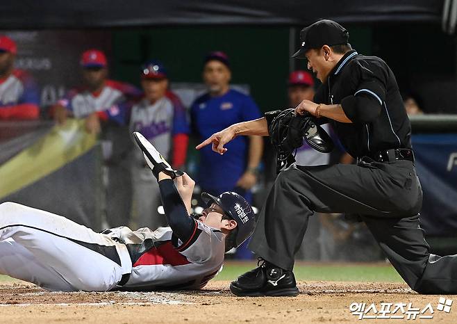 14일 오후 대만 톈무야구장에서 열린 '2024 WBSC(세계야구소프트볼연맹) 프리미어12' B조 조별리그 대한민국과 쿠바의 경기, 6회말 2사 2루 최원준의 적시 2루타 때 2루주자 나승엽이 홈으로 쇄도하며 득점을 올리고 있다. 타이베이(대만), 박지영 기자