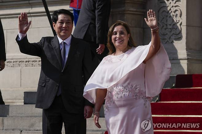 르엉 끄엉 베트남 국가주석(왼쪽) 맞이한 디나 볼루아르테 페루 대통령 [리마 AP=연합뉴스. 재판매 및 DB 금지]