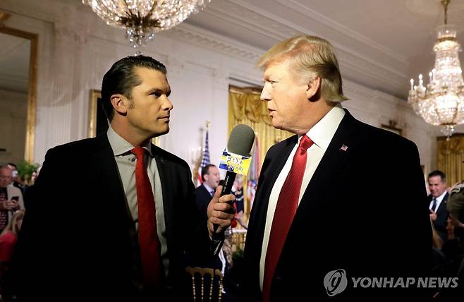 USA-TRUMP/PENTAGON 도널드 트럼프 미국 대통령 당선인이 2017년 피트 헤그세스와 인터뷰하는 모습. [로이터=연합뉴스 자료사진]