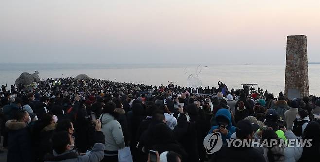 간절곶 일출 기다리는 해맞이객들 [연합뉴스 자료사진]