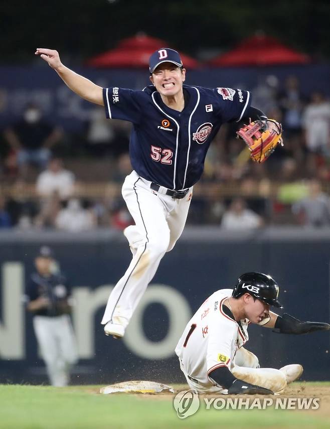 김재호, 2루 터치하고 1루로 (광주=연합뉴스) 조남수 기자 = 5일 광주기아챔피언스필드에서 열린 프로야구 2022 KBO리그 두산 베어스와 KIA 타이거즈의 경기에서 두산 유격수 김재호가 KIA 7회말 공격 무사 1루 때 김선빈의 타구를 잡아 2루에서 1루 주자 박찬호를 포스아웃시킨 뒤 1루로 송구, 더블플레이를 하고 있다. 2022.8.5 iso64@yna.co.kr