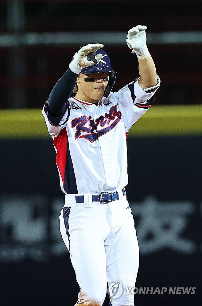 김도영, '이번엔 2루타야' (타이베이=연합뉴스) 한종찬 기자 = 14일 오후 대만 타이베이 톈무야구장에서 열린 세계야구소프트볼연맹(WBSC) 프리미어12 2024 B조 조별리그 대한민국과 쿠바의 경기. 5회말 1사에서 2루타를 친 김도영이 아파트 세리머니를 하고 있다. 2024.11.14 saba@yna.co.kr