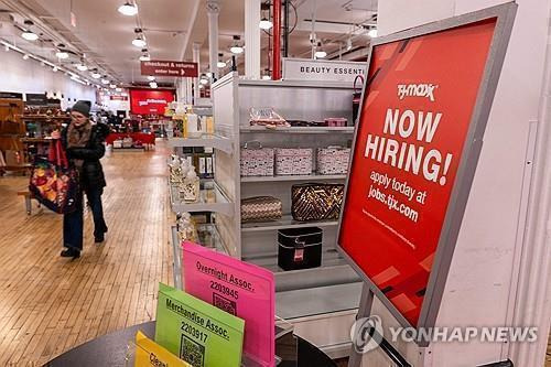 뉴욕 맨해튼 소매매장의 고용 포스터 [AFP 연합뉴스 자료사진. 재판매 및 DB 금지] photo@yna.co.kr