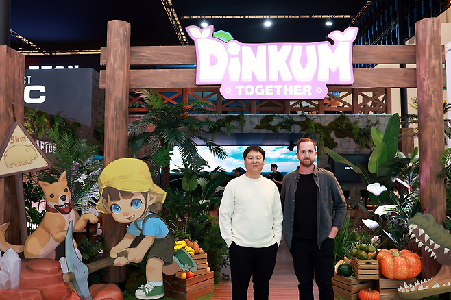 5민랩 박문형 대표(왼쪽)과 개발자 제임스 벤던(오른쪽)(제공=크래프톤).