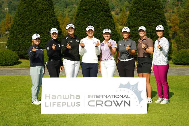 LPGA 투어 선수들이 2025년 인터내셔널 크라운이 열리는 뉴코리아 컨트리클럽에서 기념촬영하고 있다. (사진=LPGA)