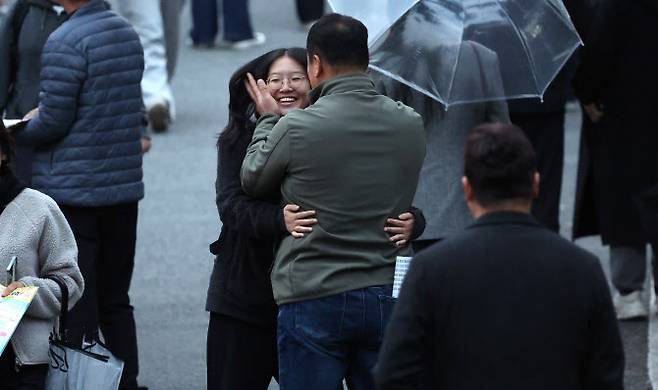 2025학년도 대학수학능력시험이 치러진 14일 오후 대구 수성구 혜화여자고등학교에서 시험을 마치고 나온 수험생을 아버지가 안아주고 있다. (사진=뉴시스).
