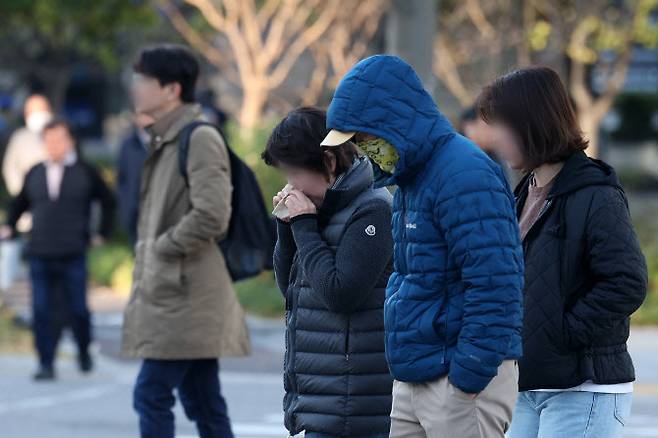 절기상 입동을 하루 앞둔 지난 6일 서울 도심에서 두터운 옷차림을 한 시민들이 출근길 발걸음을 재촉하고 있다. (사진=뉴스1)