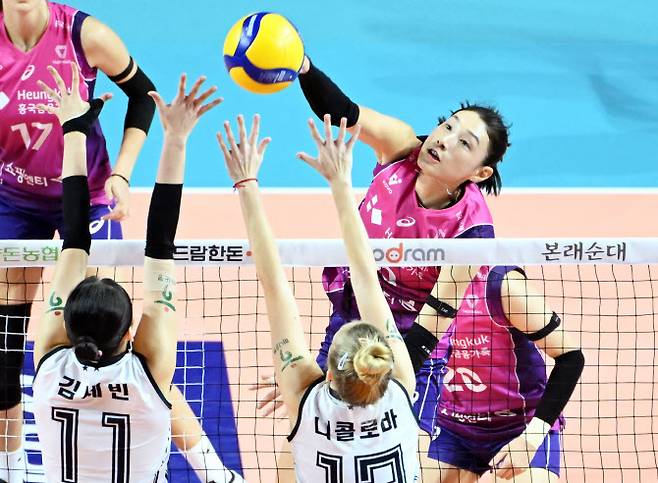 흥국생명 김연경이 도로공사 블로킹을 앞에 두고 스파이크를 때리고 있다. 사진=KOVO