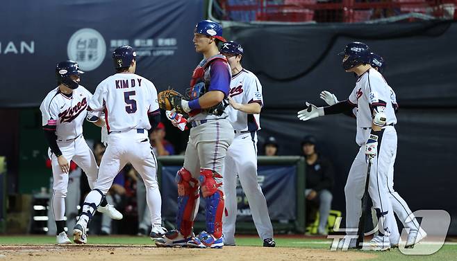 14일(현지시간) 오후 대만 타이베이시 톈무 야구장에서 열린 2024 WBSC 프리미어12 B조 예선 대한민국과 쿠바의 경기, 2회말 대한민국 공격 2사 만루 상황에서 김도영이 만루홈런을 친 뒤 동료들과 기뻐하고 있다. 2024.11.14/뉴스1 ⓒ News1 장수영 기자