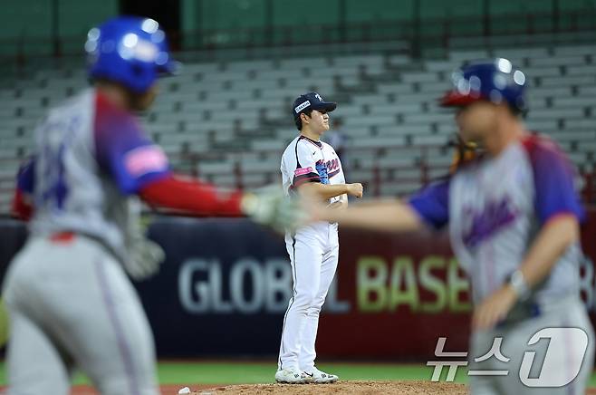 14일(현지시간) 오후 대만 타이베이시 톈무 야구장에서 열린 2024 WBSC 프리미어12 B조 예선 대한민국과 쿠바의 경기, 8회초 쿠바 공격 무사 1루 상황에서 대한민국 김택연이 쿠바 비날레스에게 백투백 홈런을 허용하자 아쉬워하고 있다. 2024.11.14/뉴스1 ⓒ News1 장수영 기자