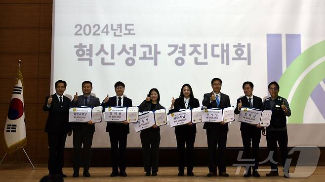 지난 14일 한국도로교통공단에서 열린 혁신성과 경진대회에서 수상자들이 기념사진을 촬영하고 있다.(한국도로교통공단 제공)/뉴스1