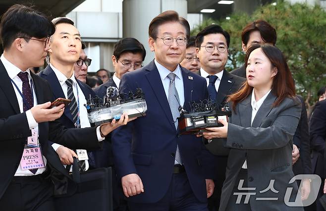 이재명 더불어민주당 대표가 15일 서울 서초구 서울중앙지방법원에서 열린 '공직선거법 위반' 1심 선고 공판에서 징역 1년에 집행유예 2년을 선고받은 뒤 법정을 나서고 있다. 2024.11.15/뉴스1 ⓒ News1 김민지 기자