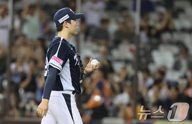 15일(현지시간) 오후 대만 타이베이시 타이베이돔에서 열린 2024 WBSC 프리미어12 B조 예선 대한민국과 일본의 경기, 2회말 일본 공격 2사 2, 3루 상황에서 구레야바시의 안타로 2실점한 최승용이 아쉬워하고 있다. 2024.11.15/뉴스1 ⓒ News1 장수영 기자