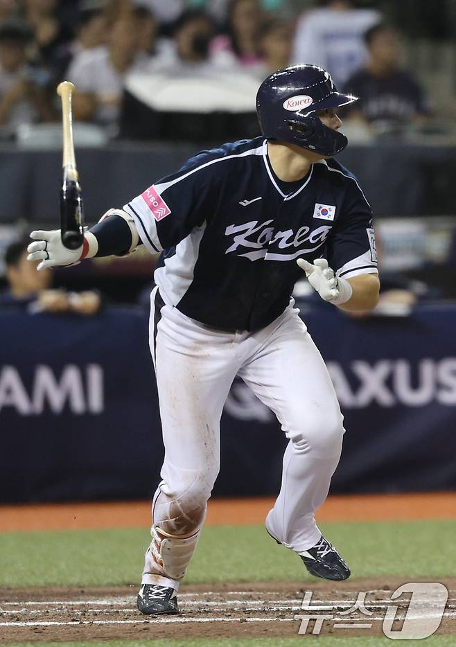 15일(현지시간) 오후 대만 타이베이시 타이베이돔에서 열린 2024 WBSC 프리미어12 B조 예선 대한민국과 일본의 경기, 2회초 대한민국 공격 2사 1, 3루 상황에서 홍창기가 1타점 적시타를 치고 있다. 2024.11.15/뉴스1 ⓒ News1 장수영 기자