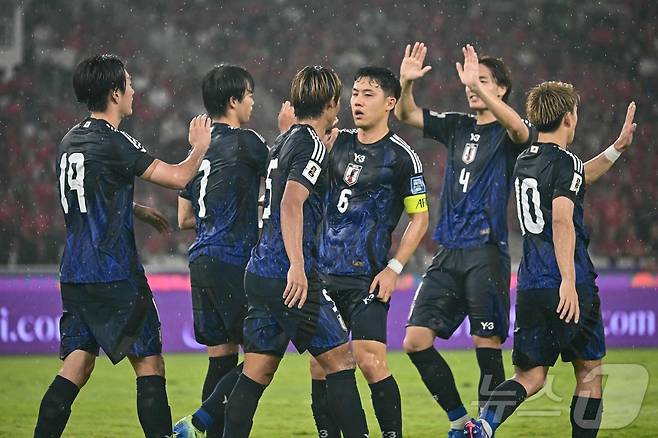 인도네시아 원정에서 승리한 일본 축구대표팀.  ⓒ AFP=뉴스1