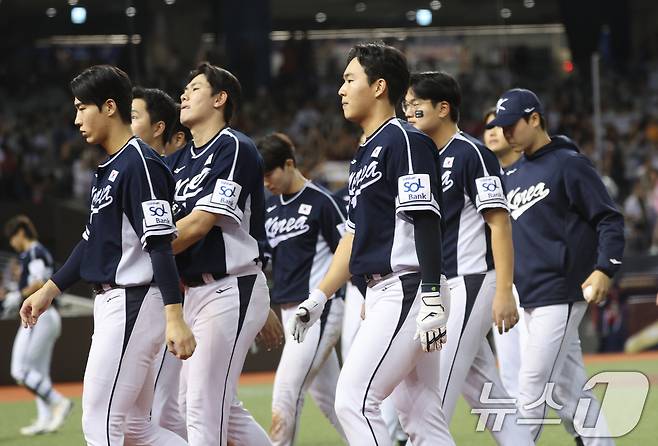 15일(현지시간) 오후 대만 타이베이시 타이베이돔에서 열린 2024 WBSC 프리미어12 B조 예선 대한민국과 일본의 경기에서 3대 6으로 패한 대표팀 선수들이 어두운 표정으로 그라운드를 나서고 있다. 2024.11.15/뉴스1 ⓒ News1 장수영 기자