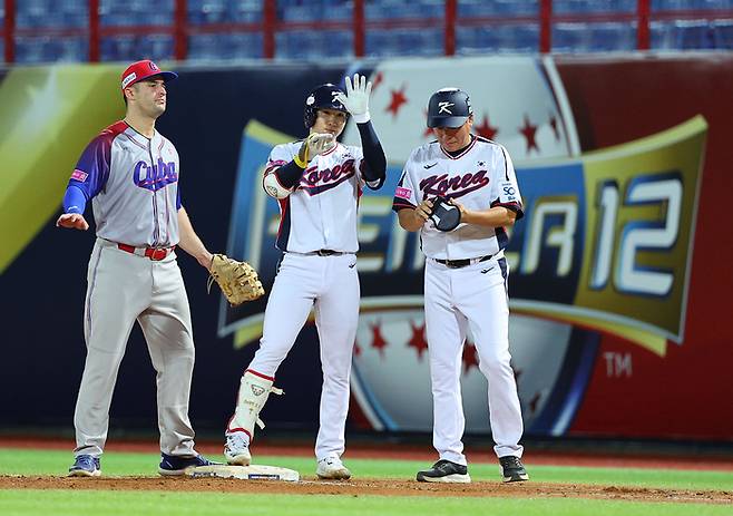 14일 오후 대만 타이베이 톈무야구장에서 열린 2024 세계야구소프트볼연맹(WBSC) 리미어12 2024 B조 조별리그 대한민국과 쿠바의 경기. 4회말 무사에서 안타를 친 박성한이 아파트 세리머니를 하고 있다. 사진 | 타이베이=연합뉴스