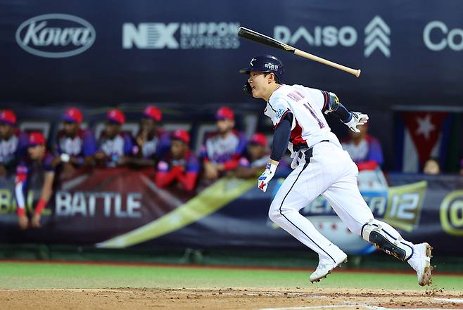 14일 오후 대만 타이베이 톈무야구장에서 열린 2024 세계야구소프트볼연맹(WBSC) 프리미어12 B조 조별리그 대한민국과 쿠바의 경기. 2회말 2사 2,3루에서 최원준이 1타점 적시타를 치고 있다. 사진 | 타이베이=연합뉴스