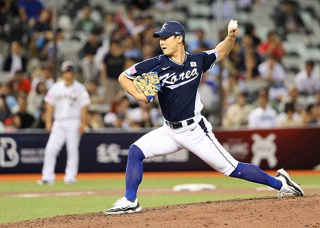 15일 오후 대만 타이베이돔에서 열린 세계야구소프트볼연맹(WBSC) 프리미어12 2024 B조 조별리그 대한민국과 일본의 경기. 한국 곽도규가 역투하고 있다. 사진 | 타이베이=연합뉴스