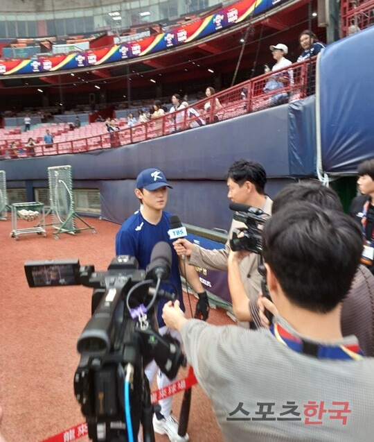 김도영에게 질문을 쏟아내는 이시히 토모히토 TBS 아나운서. ⓒ스포츠한국 이정철 기자