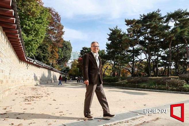 하영구 블랙스톤 회장이 5일 서울 종로구 종묘공원을 걷고 있다. 강진형 기자