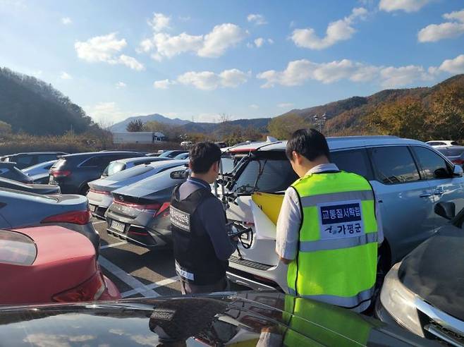 가평군이 자동차 안전운행 질서확립을 위해 불법 튜닝 차량에 대한 합동단속을 실시하고 있다. 가평군 제공