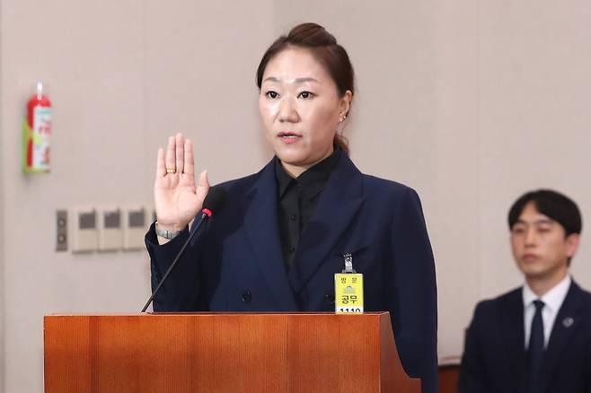 '윤석열 대통령 부부 공천 개입' 의혹을 제기한 강혜경씨가 지난달 21일 오후 서울 여의도 국회 법제사법위원회에서 열린 대검찰청 국정감사에서 증인 선서를 하고 있다./뉴스1