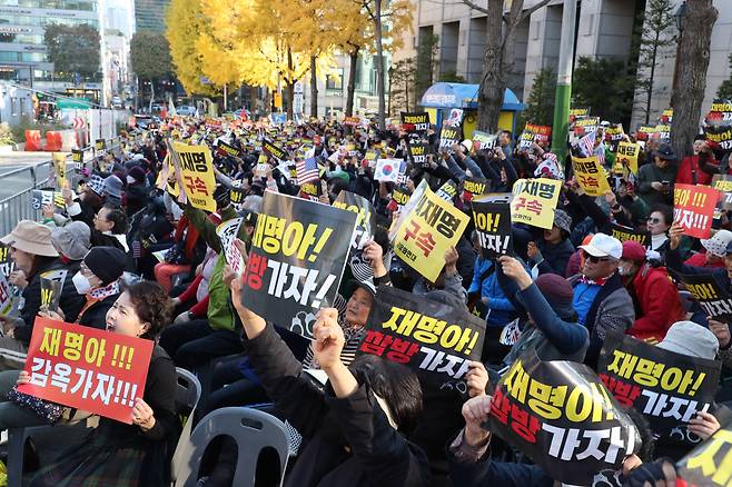 15일 이재명 더불어민주당 대표의 공직선거법 1심선고공판이 열리는 서울중앙지방법원앞에서 집회를 연 보수단체 시민들이 이재명 구속을 외치고 있다. /전기병 기자