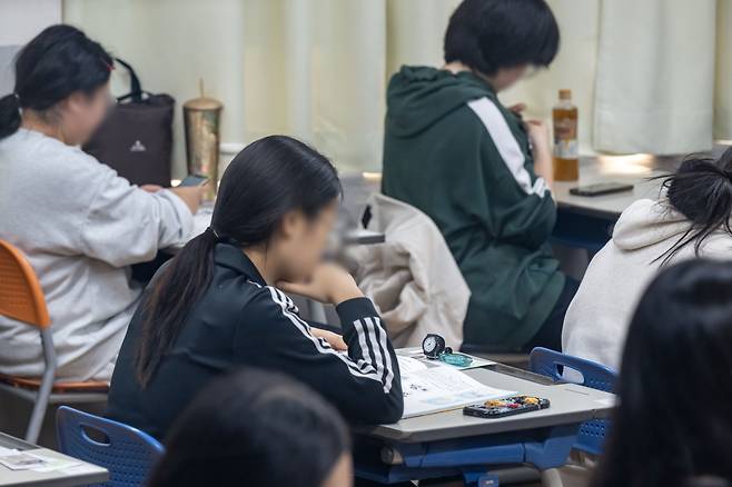 2025학년도 대학수학능력시험이 실시된 14일 부산 동래구 사직고등학교에서 수험생들이 시험 시작을 기다리고 있다. /연합뉴스