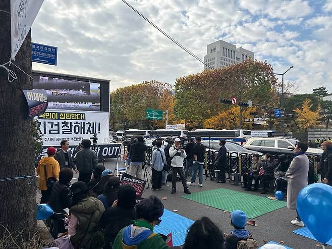 15일 서울 서초동 서울중앙지검 인근에서 이재명 더불어민주당 대표를 지지하는 단체가 집회 개최를 준비하고 있다. /이호준 기자