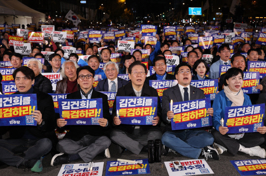 더불어민주당 이재명 대표, 박찬대 원내대표 등이 9일 오후 서울 숭례문 일대에서 더불어민주당 주최로 열린 '김건희·윤석열 국정농단 규탄·특검 촉구 제2차 국민행동의 날' 장외집회에서 손팻말을 들어 보이며 구호를 외치고 있다. 연합뉴스