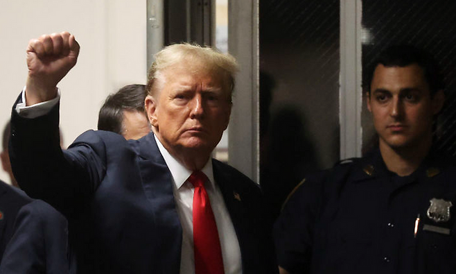 지난 5월 28일 도널드 트럼프 전 미국 대통령이 뉴욕 맨해튼 형사법원에서 열린 재판에 출석하며 지지자들에게 인사하고 있다. ⓒAP/뉴시스