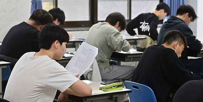 025학년도 대학수학능력시험(수능)이 실시된 지난 14일 오전 인천 동구 동산고등학교에서 수험생들이 시험 시작을 기다리고 있다.ⓒ연합뉴스