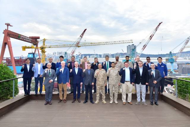 폴란드, 사우디아라비아, 페루 해군 등 잠수함 전문가 그룹이 지난 14일 HD현대중공업 잠수함 생산현장을 방문해 잠수함 건조 능력을 확인하고 기념촬영을 하고 있다. HD현대중공업 제공
