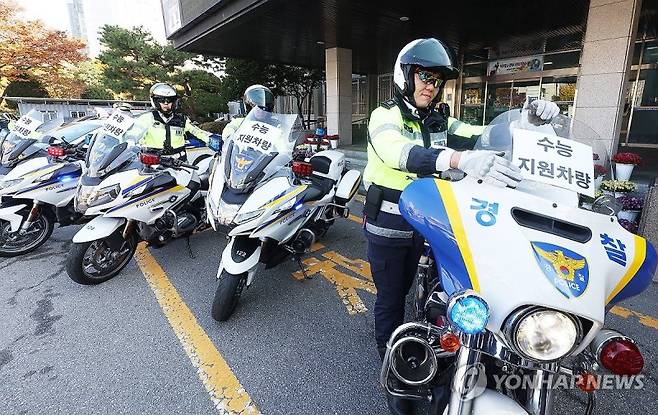 대학수학능력시험을 사흘 앞둔 11일 오전 경기도 수원시 영통구 수원남부경찰서에서 경찰관들이 수능 특별 교통관리에 사용될 경찰 오토바이와 순찰차에 안내문을 부착하고 있다. 사진은 기사 본문과 무관함./사진=연합뉴스