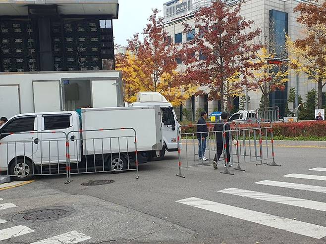 15일 오전 이재명 민주당 대표 선고를 앞두고 서울 서초구 서울중앙지법 정문 앞 시위버스 근처로 바리케이드가 설치되고 있다 사진=최은솔 기자