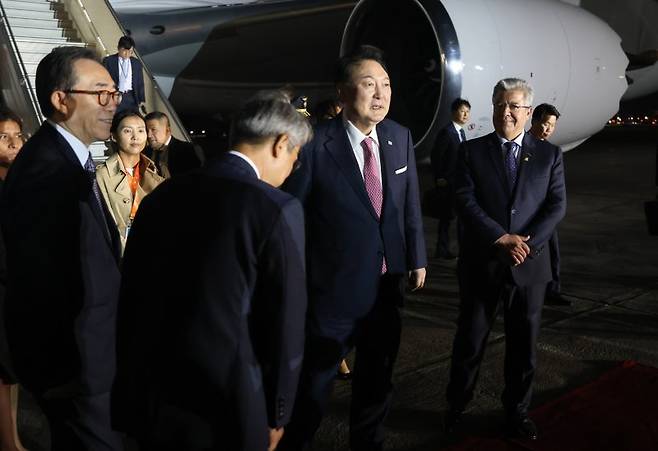 아시아태평양경제협력체(APEC) 정상회의에 참석하는 윤석열 대통령이 14일(현지시각) 페루 리마 제2공군비행장에 도착해 환영 인사들과 인사를 나누고 있다. (사진=APEC 제공) /사진=뉴시스