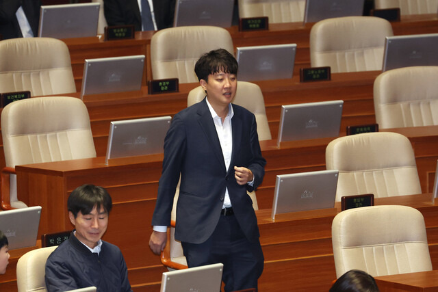 이준석 개혁신당 의원이 지난 14일 국회 본회의장에 입장하고 있다. 연합뉴스